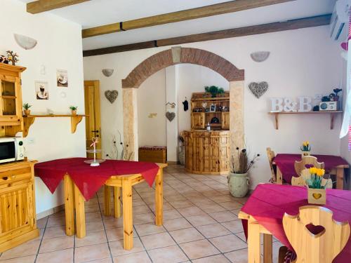 贡内萨B&B La Baita Del Sud的厨房以及带桌椅的用餐室。