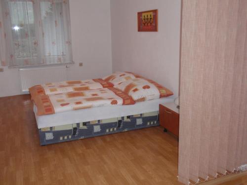 洪波莱茨Apartmán Janoušek的一间小卧室,配有床和窗户