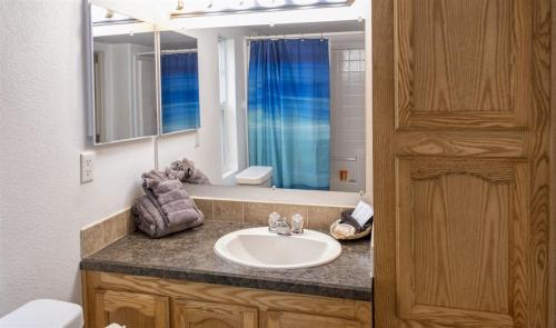 布拉格堡H - San Juan的一间带水槽和镜子的浴室