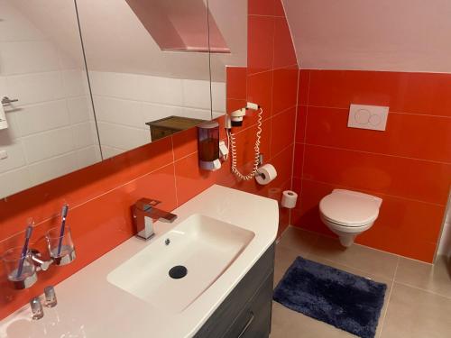 GabersdorfHotel Restaurant Hesch的浴室配有白色水槽和卫生间。