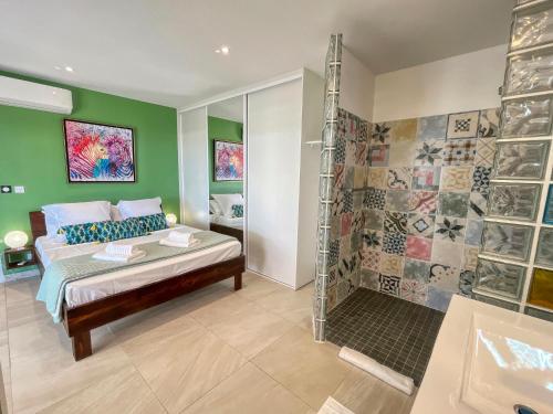 圣弗朗索瓦Magnifique Villa Standing vue mer et proche plage的一间卧室配有一张床和淋浴