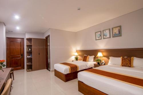 胡志明市Galaxy Airport Hotel的酒店客房带两张床和一间浴室