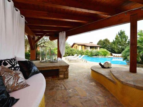 代森扎诺-德尔加达BeBDoremi的带沙发和游泳池的天井
