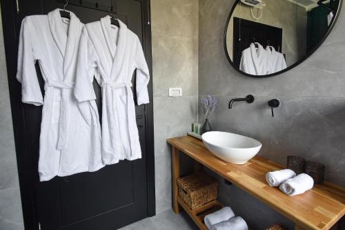 雅弗尼The Container luxury holiday resort for Couples的一间带水槽和镜子的浴室
