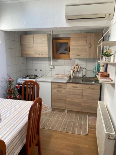 默主歌耶Pansion Vlado的一个带木制橱柜和桌子的小厨房