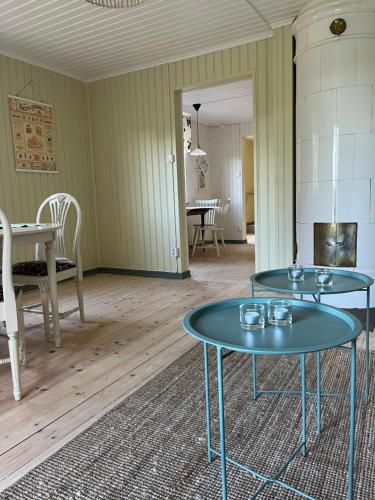 南雪平Charlottenborg的带用餐室的客房内的2张玻璃桌