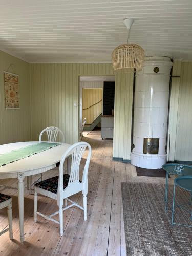 南雪平Charlottenborg的一间配备有白色桌椅的用餐室