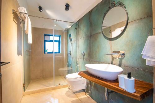 罗纳瓦拉Castle Rock Villa By Tropicana Stays的一间带水槽、卫生间和淋浴的浴室