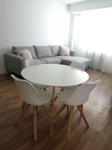 奥莱罗斯Apartamento Castelo de Santa Cruz的客厅配有沙发和白色桌椅