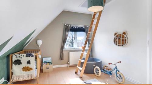 海宁Villa i Herning, 200 meter fra gågaden的一间房间,房间里设有梯子和自行车