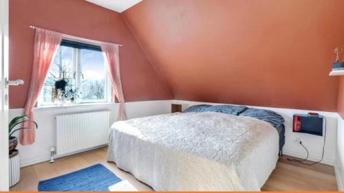 海宁Villa i Herning, 200 meter fra gågaden的一间卧室设有一张床和一个窗口