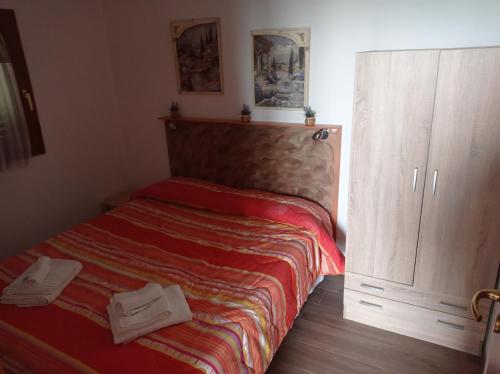 Alannooasi macerina的一间带床和橱柜的小卧室