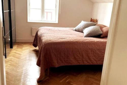 韦斯特维克Central lägenhet i nyrenoverat 1700-talshus的一间卧室配有一张床,房间设有窗户