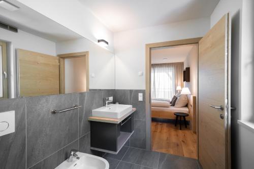 修希Oberzerod Apartments的一间带水槽和卫生间的浴室