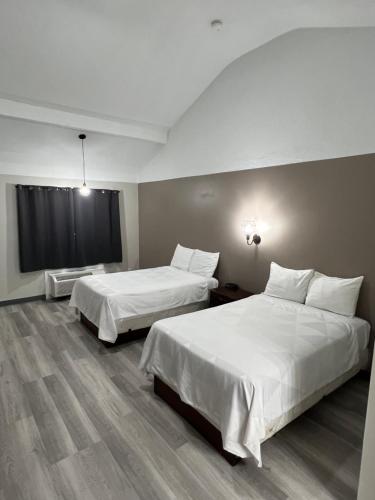 格洛斯特船长屋汽车旅馆的酒店客房设有两张床和窗户。