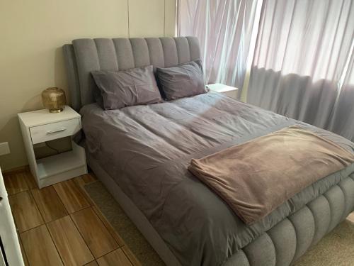 比勒陀利亚A Cozy one bed apartment in Pretoria Central的卧室内的一张大床,设有窗户