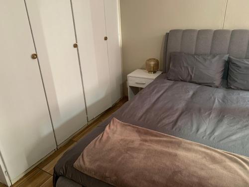 A Cozy one bed apartment in Pretoria Central客房内的一张或多张床位