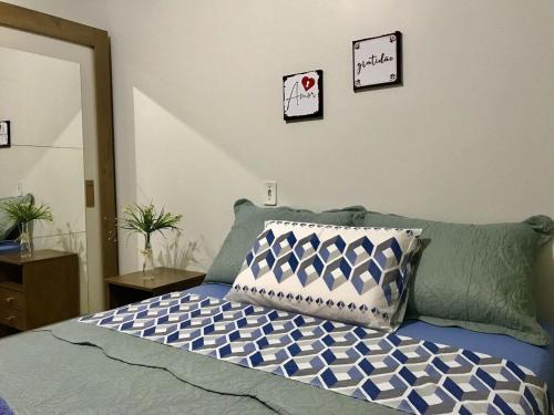 伊瓜苏Casa próxima às Cataratas e Argentina/WIFI/garagem的一间卧室配有一张带枕头和镜子的床