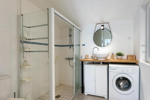 NevoyCABANA & LES PORTES DE LA FORÊT D' ORLÉANS的带淋浴和洗衣机的浴室
