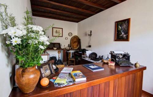皮奥达Casa da Padaria的一张桌子,上面有花瓶