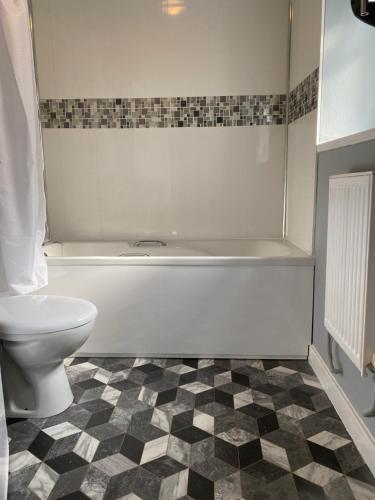 科尔温湾Pendle House Apartment 1的一间带卫生间和浴缸的浴室
