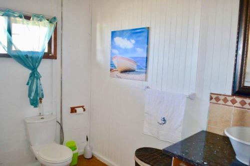伊尼扬巴内Mozambique,Inhambane,Barra -Entire Beach House的浴室配有白色卫生间和盥洗盆。