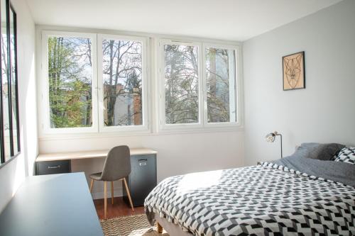 波城La Fabrique Paloise的卧室配有一张床、一张书桌和窗户。