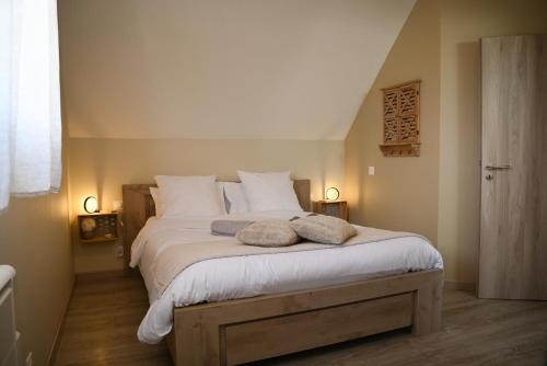 Hindisheim214 A‘coeur的一间卧室配有一张大床和两个枕头