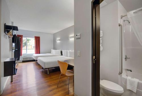 艾尔德里Motel 6 Airdrie的酒店客房带两张床和一间浴室