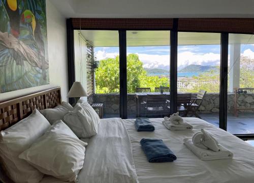 芭东海滩Andaman Hills - panoramic sea view house in Patong的一张带毛巾和拖鞋的大型白色床