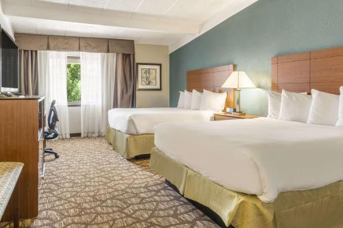 Cascade西佳热情酒店及套房的酒店客房设有两张床和窗户。