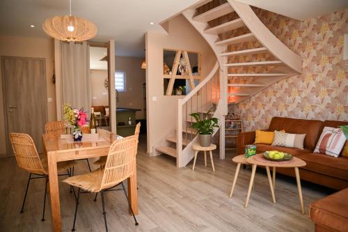 Hindisheim214 A‘coeur的客厅配有桌子、沙发和楼梯