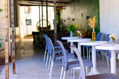嘎林海斯港Pousada Mar do Sonho Vila的餐厅里一排桌椅