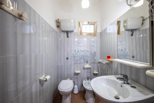 普罗斯西托角Villa Susy的白色的浴室设有卫生间和水槽。