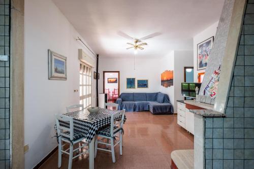 普罗斯西托角Villa Susy的客厅配有桌子和沙发