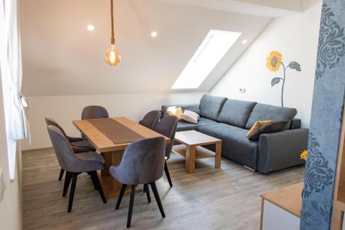ŽirovnicaPrima Countryside Apartments的客厅配有桌子和沙发