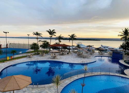 巴西利亚Lindo Apart Lake Side com banheira的拥有两个游泳池的酒店,享有水景