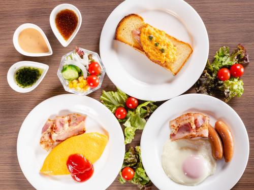 宇都宫宇都宫东武格兰德酒店的一张桌子上放着白盘食物