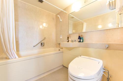 壹岐市壹岐玛丽娜酒店的浴室配有卫生间、浴缸和水槽。