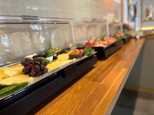 斯塔德哈根祖尔安特斯伯弗特酒店的展示的自助餐点,带视觉食物