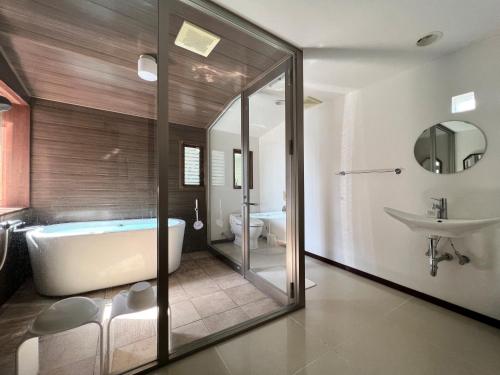 志摩市UMIBE IseShima的带浴缸、卫生间和盥洗盆的浴室