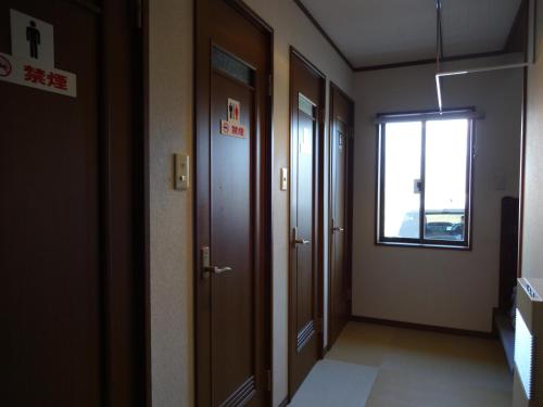 白马村和味亭日式旅馆的走廊设有两扇门和一扇窗户