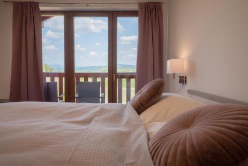 BadínTri Duby Golf Apartments的一间卧室设有一张床和一个大窗户