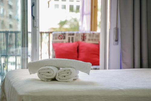 格拉纳达奈福特旅馆的两卷毛巾坐在床上