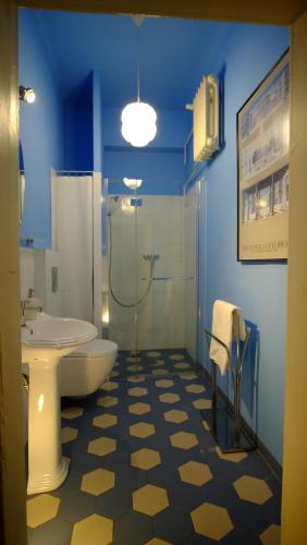 普瓦维Meta Biblioteka的浴室配有卫生间、盥洗盆和淋浴。