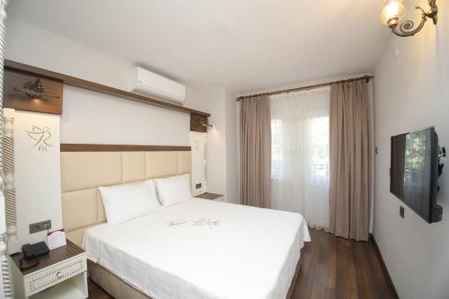 穆拉Raymar Hotels Muğla的卧室配有白色的床和窗户。
