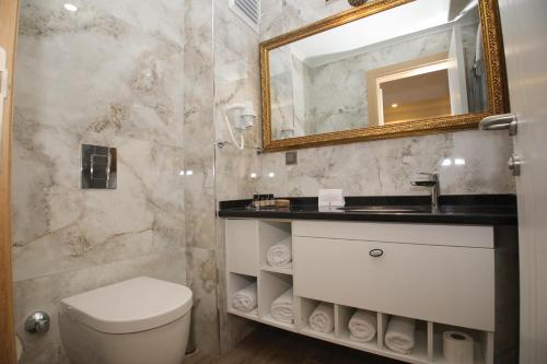穆拉Raymar Hotels Muğla的一间带卫生间和镜子的浴室