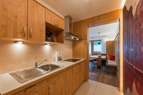 布拉伊埃斯Roderhof的一个带木制橱柜和水槽的厨房