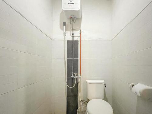 马塔兰RedDoorz Syariah near Siloam Hospital Mataram的浴室配有淋浴和卫生间。