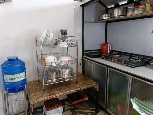 富国Nhà nghỉ Phương Dung的厨房配有炉灶和餐具架